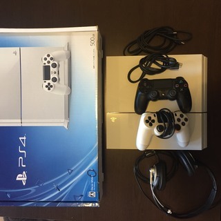PS4本体＋コントローラー2個＋コントローラーコード1本＋ソフト...