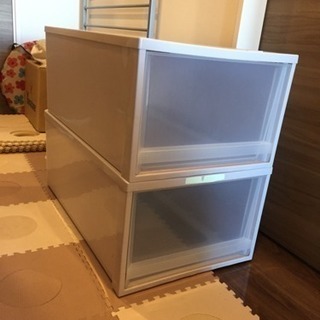 プラスチック衣装ケース ２つ