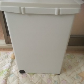 プラスチック製ゴミ箱 ホワイトの画像