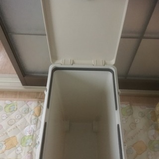 プラスチック製ゴミ箱 ホワイトの画像