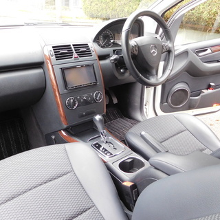 大幅値下げ♪ベンツ A180エレガンス H23年式 ☆車検たっぷりのH32.9迄 ☆走行51,000Km ☆ナビ・ETC・バックモニター・ドラレコ等の装備充実車！！の画像