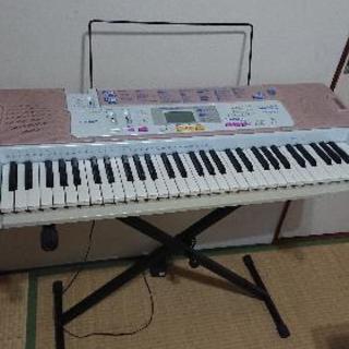 光るキーボードの画像