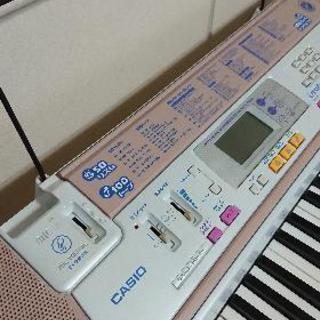 光るキーボードの画像