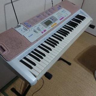 光るキーボードの画像