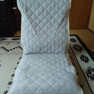 ニトリの座椅子（ウサギ総柄カバー付き）の画像