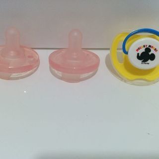おしゃぶり３つ