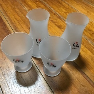 くら。蔵。グラス二個。徳利？2個