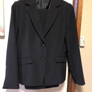 黒のピンストライプのスーツ13号あげます