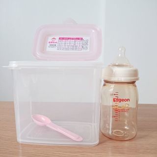 哺乳瓶とミルクケース、スプーンセット