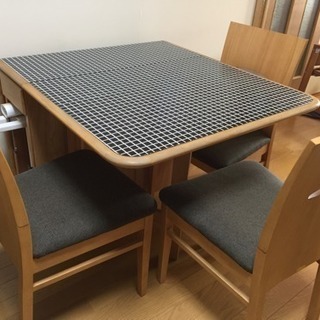 折りたたみダイニングテーブル +椅子三脚セット格安お譲り致します。