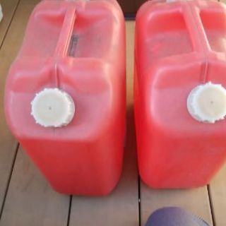 石油ファンヒーター・ポリタンク２個セットの画像