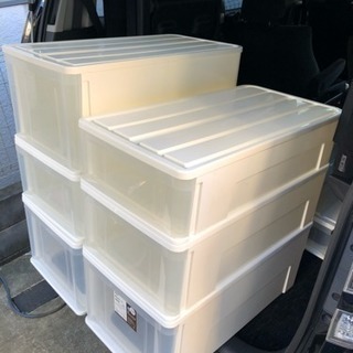 クリアケースの衣装ケースの画像