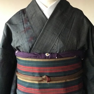 良品、大島紬黒系モダン柄。
