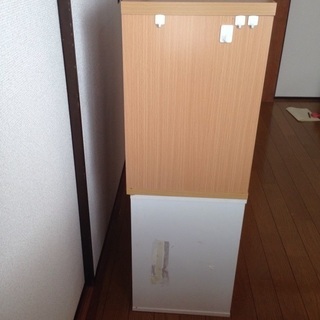 食器棚とカラーボックス2段の画像