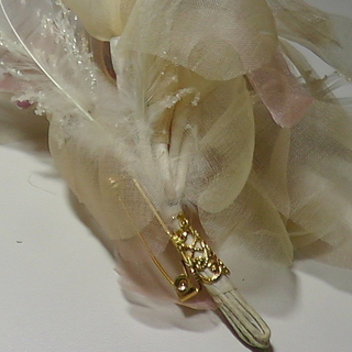 淡いピーチがかったピンクのコサージュ◆髪飾り.大きめ.シルク系.羽根つき.清楚.成人式.卒業式.入学式.卒入園の画像