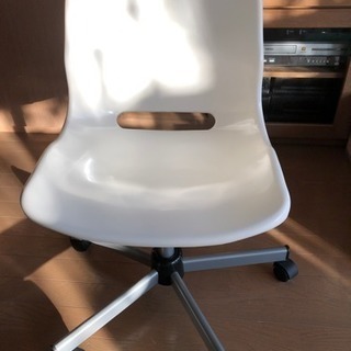 差し上げます。IKEA で購入した白い椅子