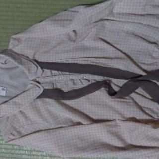 薄茶色のチェックの服