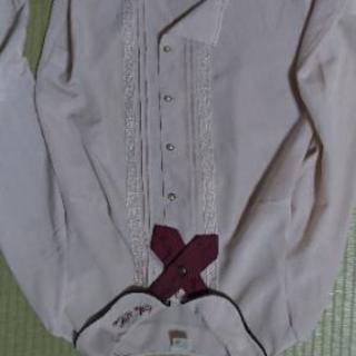 薄ピンクの服