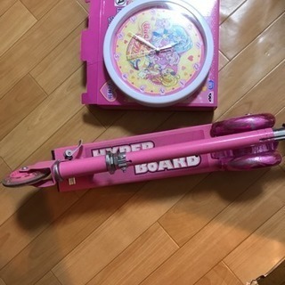 壁掛け時計と子供用スクーター。