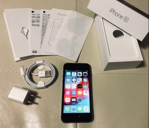 お取引中 超美！ iphoneSE 64GB simフリー 未使用純正電源アダプター、ライトニングケーブル付き♪