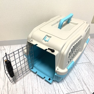 【犬猫用】持ち運びキャリー ロック付き（プラスチック）