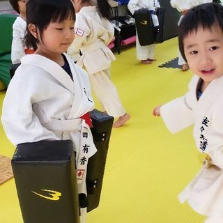 親子空手教室　毎週土曜日　朝１０時から実施しております。家族の絆をそして家族で共通の趣味を持ちませんか。の画像