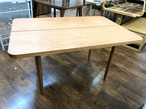 UNICO(ウニコ)のダイニングテーブル