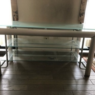 ガラスのテレビ台