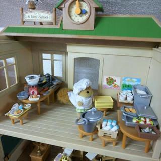 シルバニアファミリー 海外版 おいしい給食セット たのしい通学セットの画像