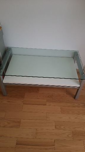 ガラステーブルです