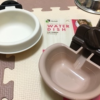 ペット用エサ入れと水入れ