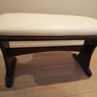 ダークブラウンのダイニングテーブル(ベンチ付き)の画像