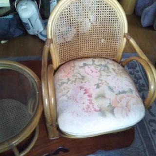 ガラステーブルと椅子2脚