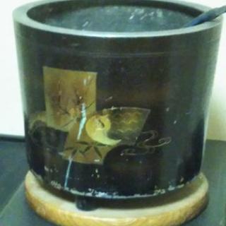 金物の火鉢と使用途中の炭