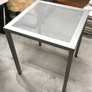 MUJIのスチール製テーブル