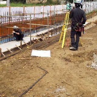 【建築測量・墨出し工、業務拡大の為急募！！★未経験者、日給￥12,000。地方からの上京、大歓迎！！経験者・初心者、共に大歓迎♪♪週5日～正社員OK！下請希望の方、お気軽にお問い合わせ下さい。】 の画像