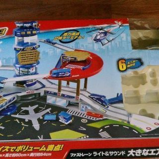 大きなエアポートターミナル