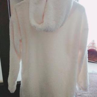白い新品の服あげます