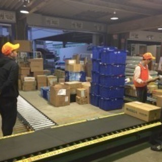 高時給！簡単な荷物の仕分けスタッフ☆未経験＆ブランクのある方大歓迎◎深夜帯のお仕事なのでWワークや学生の方も(^^♪の画像