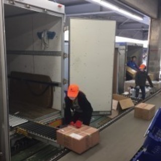 高時給！簡単な荷物の仕分けスタッフ☆未経験＆ブランクのある方大歓迎◎深夜帯のお仕事なのでWワークや学生の方も(^^♪の画像