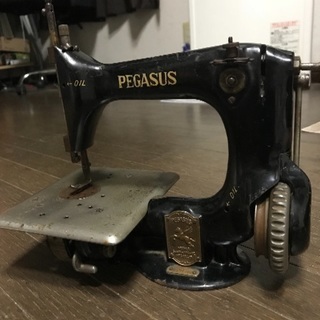 片付けます。昭和の古いラジカセ、ボンボン時計足踏みミシン
