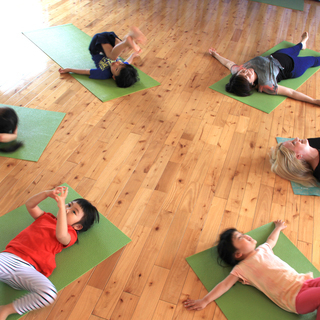 Mommy & Kid Yoga in Englishの画像