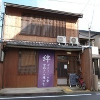 ソファでご利用者様と話をする時間はがありますか？そんな暖かい介護サービスがここにあります。の画像