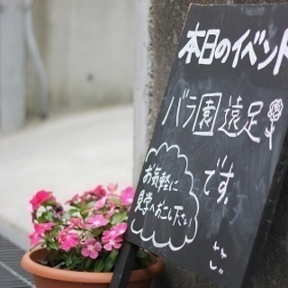 ソファでご利用者様と話をする時間はがありますか？そんな暖かい介護サービスがここにあります。の画像
