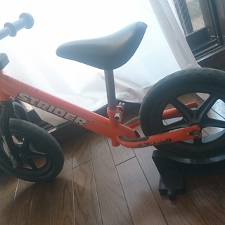 ストライダー　正規品　オレンジ色　スタンド付