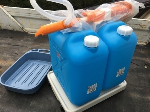 灯油ポリタンク2個と移動トレイや電動ポンプなど