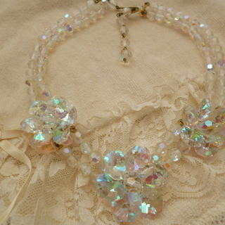 大ぶりお花のクリスタルネックレス＋イヤリングセット。