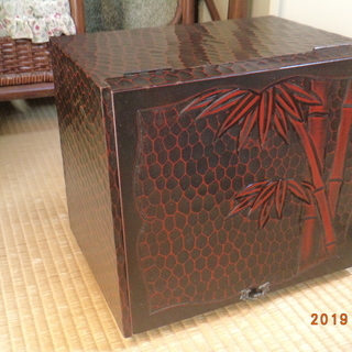 木製卓上鏡台。大きな鏡台は結局使いませんね。