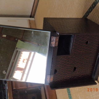 木製卓上鏡台。大きな鏡台は結局使いませんね。の画像