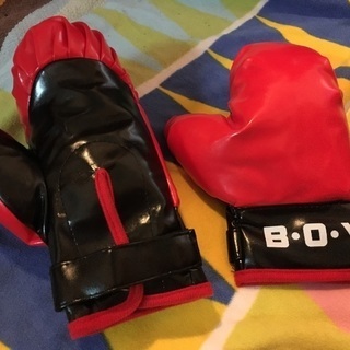 子供用ボクシンググローブとおまけのストラップ